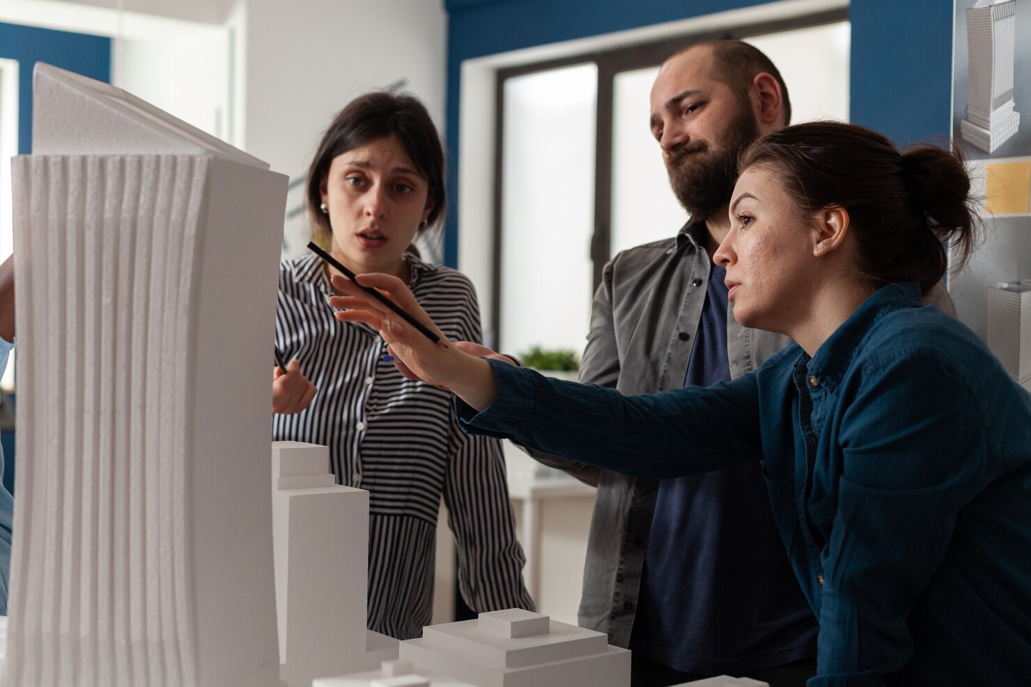 equipo profesional arquitectos analizando maqueta 482257 8122