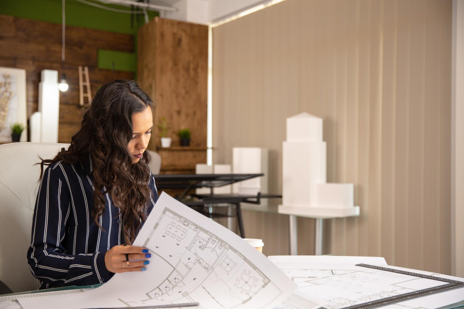 joven arquitecta que controla bocetos proyecto inmobiliario lugar trabajo acogedor 482257 31156